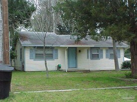 3204 E Gonzalez St in Pensacola, FL - Building Photo