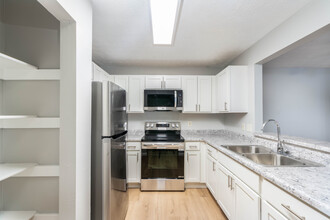 University Commons in Akron, OH - Building Photo - Interior Photo