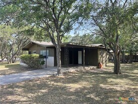 900 Hazelton St in San Marcos, TX - Building Photo