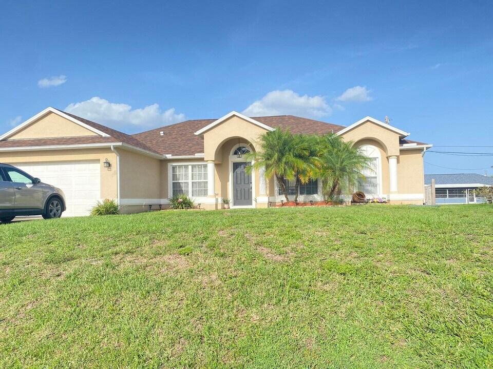 4617 SW Tacoma St in Port St. Lucie, FL - Building Photo