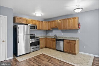 7 E Mill Rd in Maple Shade, NJ - Building Photo - Building Photo
