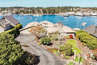 5834 Packard Ln NE in Bainbridge Island, WA - Building Photo - Building Photo