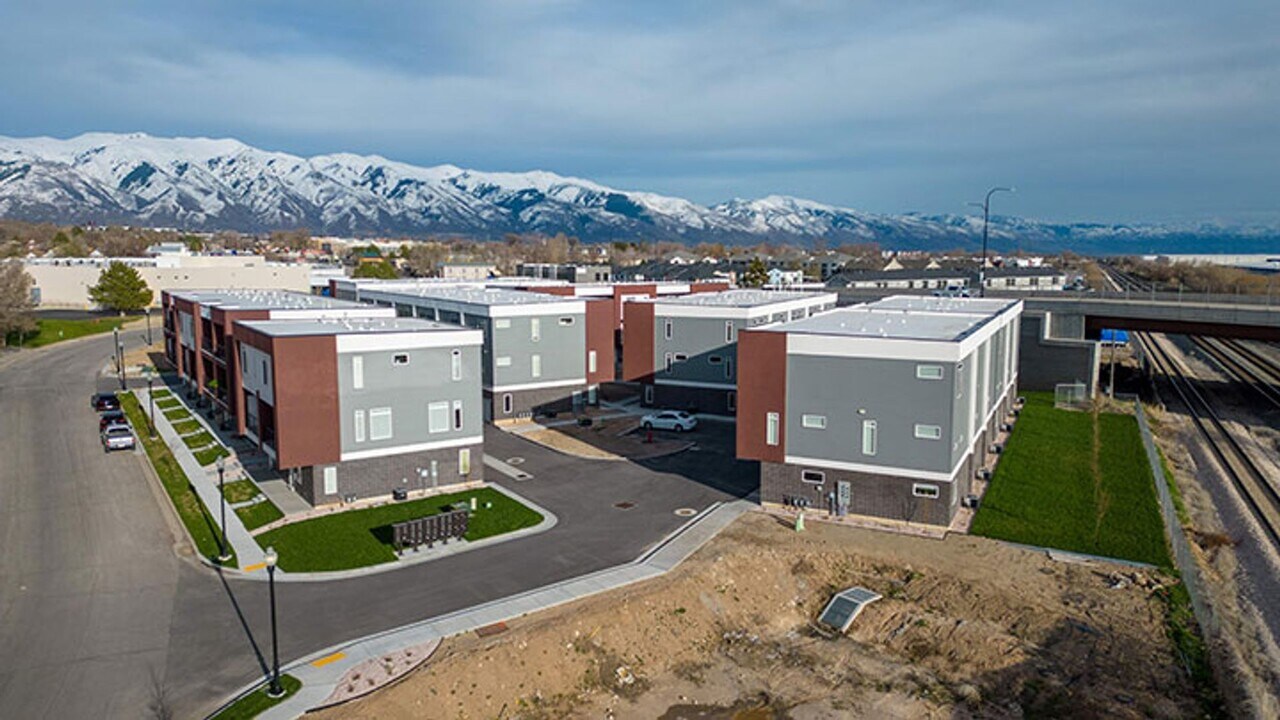 650 S 450 E in Clearfield, UT - Building Photo
