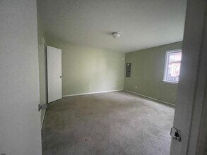 2142 Rhododendron Ct in Hamilton, NJ - Building Photo - Building Photo