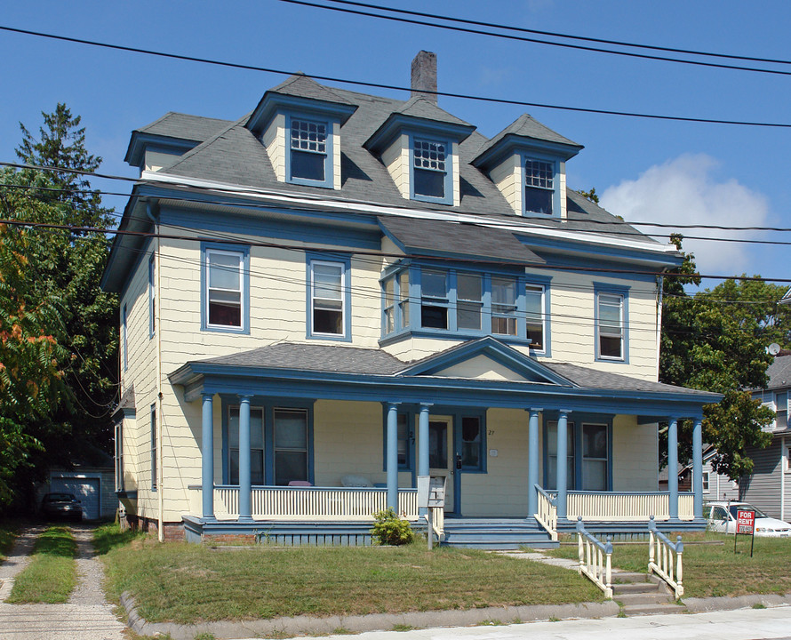 27 Church St in Patchogue, NY - Building Photo