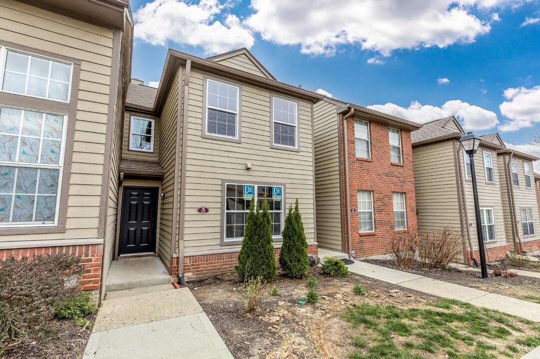 10555 Montgomery Rd in Montgomery, OH - Foto de edificio