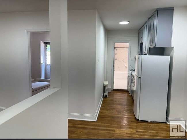 32 STREET, Unit 1 in Queens, NY - Foto de edificio - Building Photo