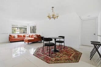 183 Lakeview Dr in Weston, FL - Building Photo - Building Photo