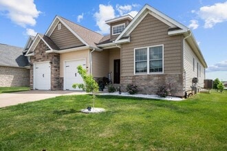 67 Cobblestone Ln in Le Claire, IA - Building Photo - Building Photo
