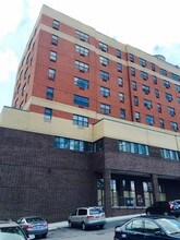 Queens Way in Woodside, NY - Foto de edificio - Building Photo