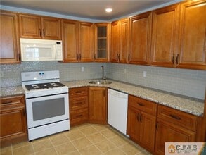 80 Goodwin Dr in North Brunswick, NJ - Building Photo - Building Photo
