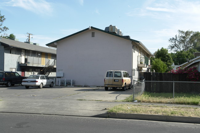 215 W 12th St in Merced, CA - Foto de edificio - Building Photo