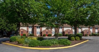 Chatham Square Apartments in Virginia Beach, VA - Building Photo