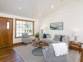 1066 NE Madrona St in Portland, OR - Building Photo - Building Photo