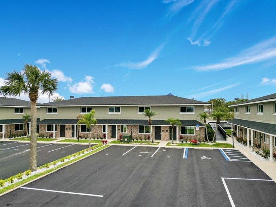 2322 S Palmetto Ave in South Daytona, FL - Foto de edificio