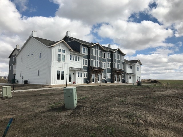 Evergreen Cove in Lincoln, ND - Foto de edificio