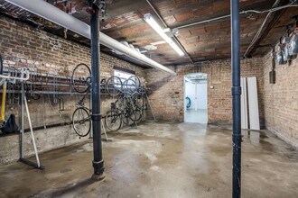 656 W Oakdale Ave in Chicago, IL - Building Photo - Building Photo