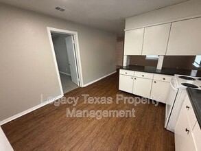 101 Pine St in Keene, TX - Building Photo - Building Photo