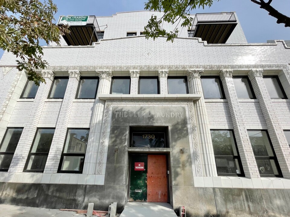 1724 W Greenleaf Ave, Unit 202 in Chicago, IL - Building Photo