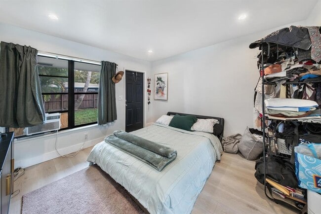 901 NE 40th St, Unit 2 in Oakland Park, FL - Foto de edificio - Building Photo