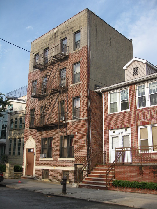 1240 E 7th St in Brooklyn, NY - Building Photo