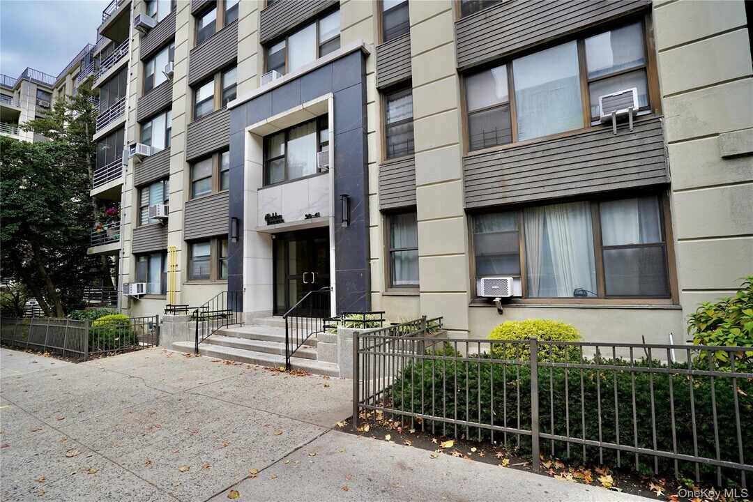98-41 64th Rd in Queens, NY - Building Photo