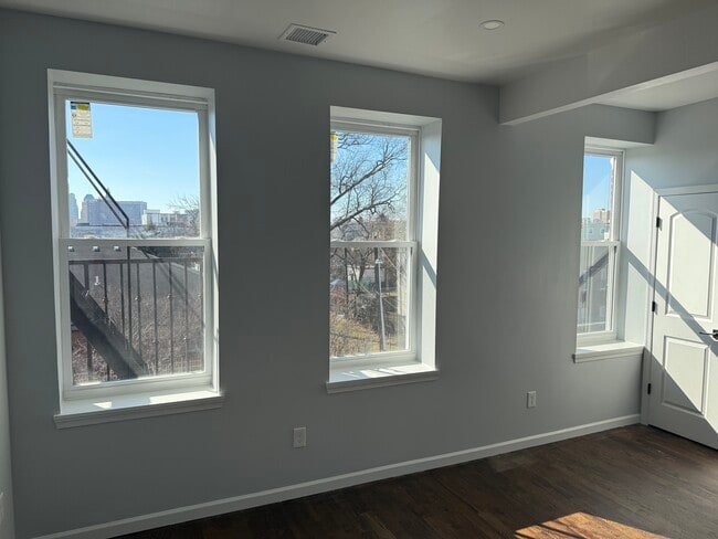 14 Gouverneur St, Unit 9 in Newark, NJ - Building Photo - Building Photo