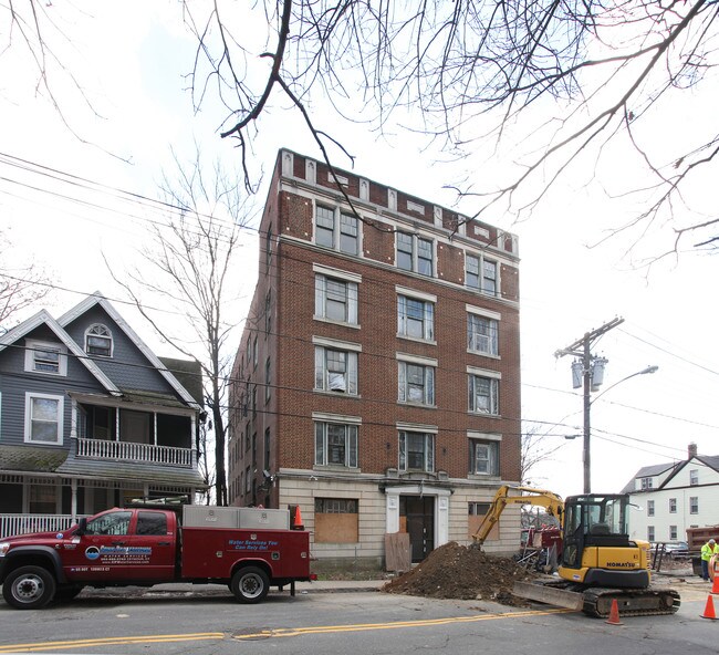 261 Grove St in Waterbury, CT - Foto de edificio - Building Photo