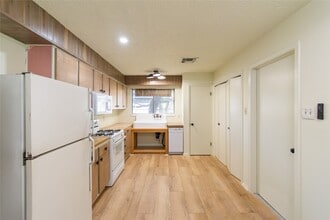 462 Capehill Dr in Webster, TX - Building Photo - Building Photo