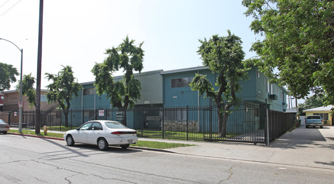 Delano Court Apartments in Van Nuys, CA - Building Photo - Building Photo