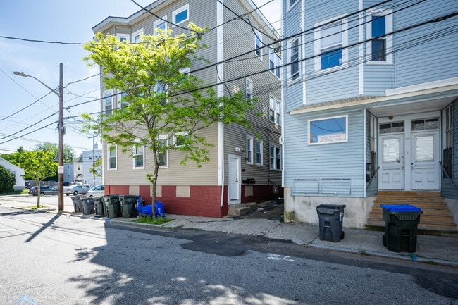 56 Tell St in Providence, RI - Foto de edificio - Building Photo
