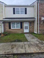 411 Myrtlewood Cir in Jacksonville, NC - Building Photo