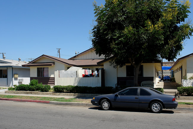 1955 N Highland St in Orange, CA - Foto de edificio - Building Photo