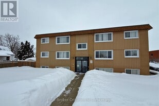 316 Peter St N in Orillia, ON - Building Photo