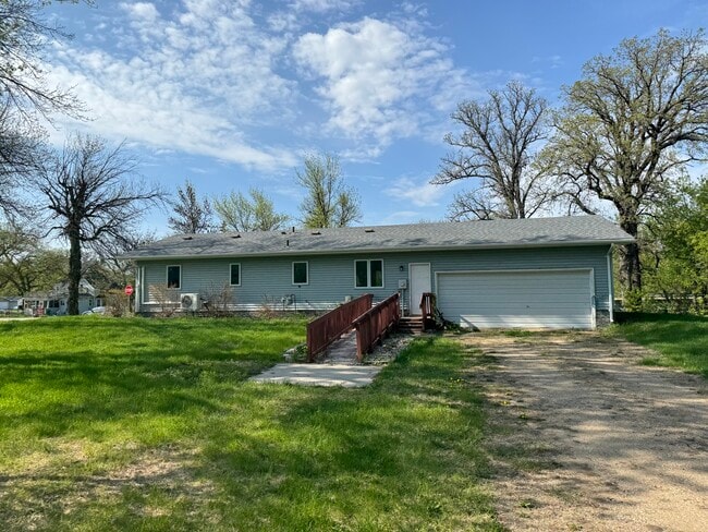 460 W Bridge Ave in Warren, MN - Building Photo - Building Photo