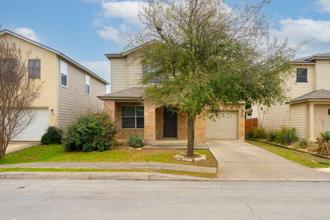 7710 Nature Pass in San Antonio, TX - Building Photo