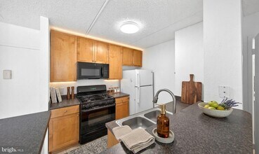 60 S Van Dorn St, Unit 413 in Alexandria, VA - Foto de edificio - Building Photo