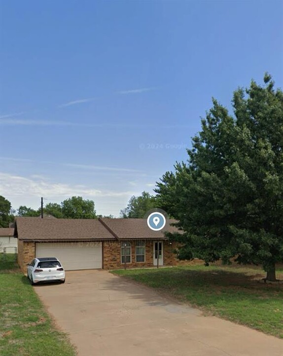 2401 Lanier Dr in Weatherford, OK - Building Photo