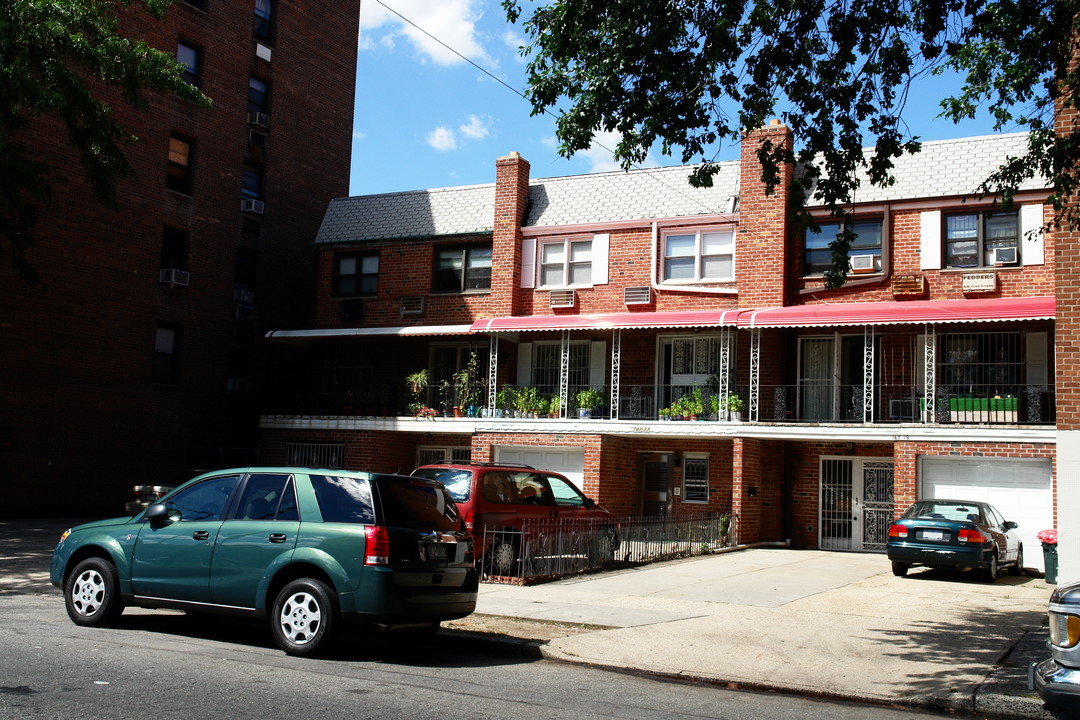 14715-14719 Sanford Ave in Flushing, NY - Foto de edificio