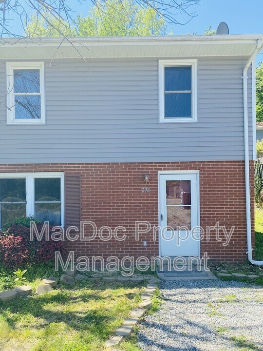 298 Red Oak Dr in Stafford, VA - Building Photo