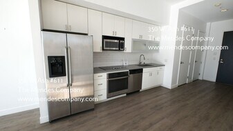 350 W Ash St in San Diego, CA - Building Photo