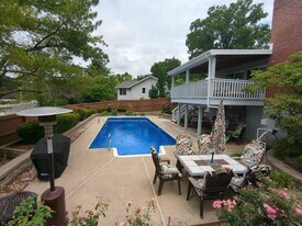 8 Parkrose Ct in Ballwin, MO - Building Photo