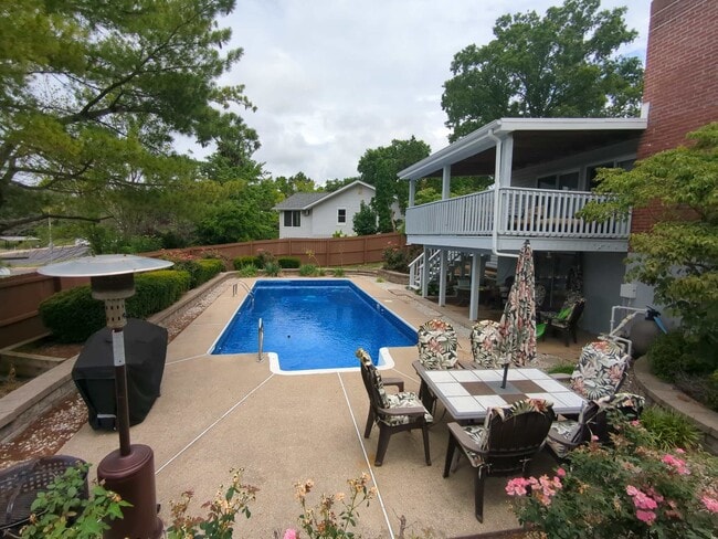 property at 8 Parkrose Ct