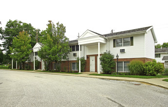 Grove Manor Apartments in Middlefield, OH - Building Photo - Building Photo