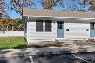 20 Mortimer St in Westhampton Beach, NY - Building Photo