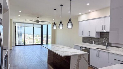 1 Beach Dr SE in St. Petersburg, FL - Building Photo - Building Photo