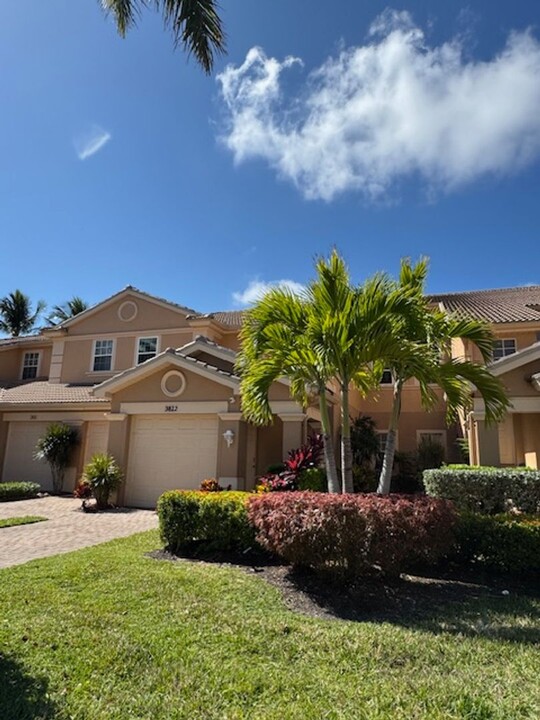 13821 Lake Mahogany Blvd in Ft. Myers, FL - Building Photo