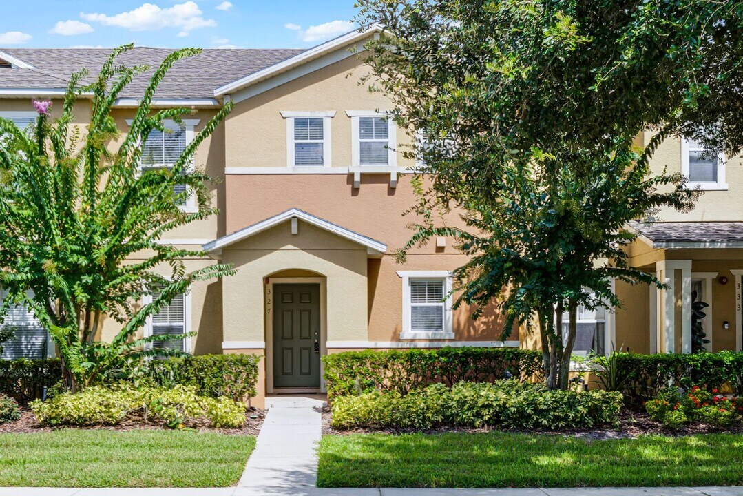 327 Winter Nellis Cir in Winter Garden, FL - Building Photo