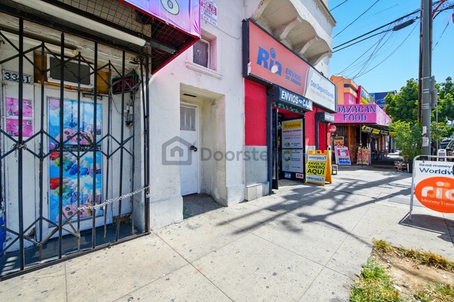 3339 W 8th St, Unit Apt 302 in Los Angeles, CA - Building Photo - Building Photo