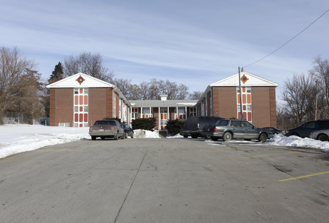 Colonial Court Apartments in Omaha, NE - Building Photo